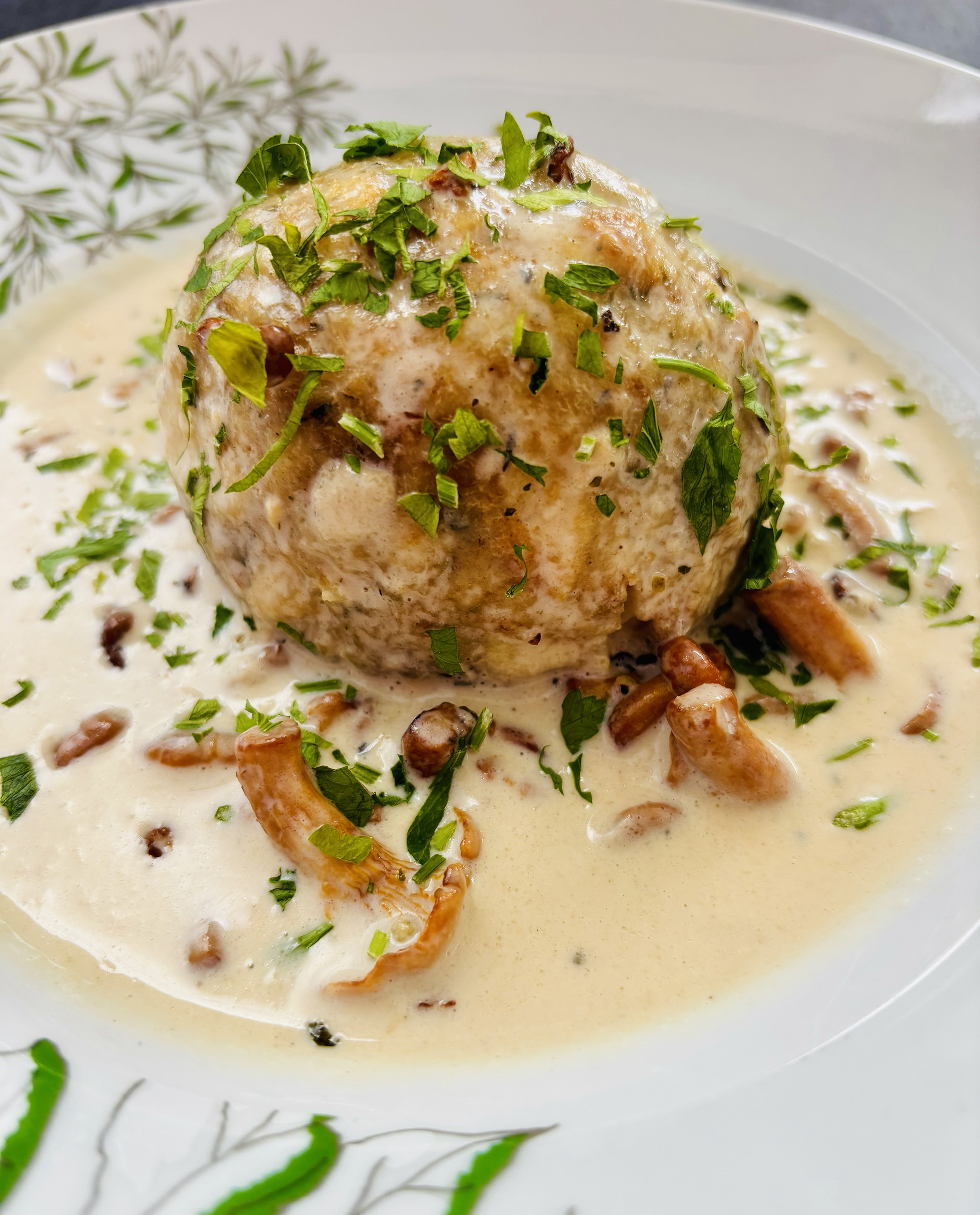 Bayerischer Semmelknödel mit Rahmchampignons